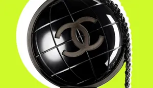 В Париже при помощи джипа ограбили бутик Chanel