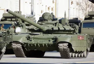 Российские танки Т-72 и бронеавтомобили БРДМ-2М на параде в Лаосе