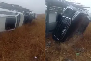 Автовоз с шестью иномарками перевернулся в Акмолинской области