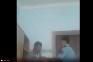 Избившего педофила в Сатпаеве полицейского освободили под залог