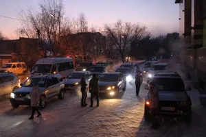 Мерзнущих пешеходов бесплатно подвозят водители в Павлодаре