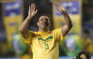 Роналдо опроверг сообщения о возобновлении карьеры