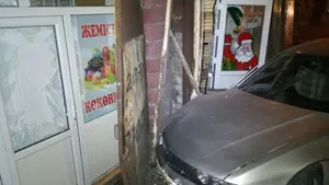 В Алматы автомобиль протаранил магазин