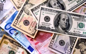Доллар уверенно идет вверх, тенге уступает