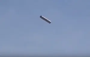 Сигарообразный НЛО попал на видео в Теннеси