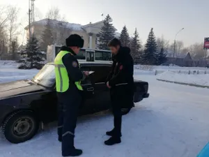 Лихач прокатил друзей на капоте и крыше автомобиля в Усть-Каменогорске