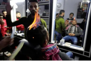 В Палестине парикмахер укладывает волосы пламенем