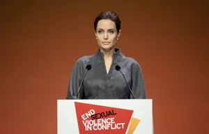 Королева Британии присвоила Анджелине Джоли титул рыцаря