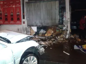 Toyota «взяла на таран» торговый киоск на остановке «Баня» в Алматы (ФОТО)