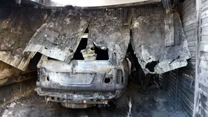 В Алматы сгорело еще одно СТО, пострадал жилой дом. ФОТО