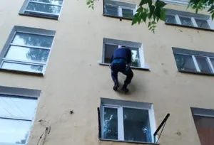 Неспособного самостоятельно открыть дверь пенсионера спасли в Кокшетау