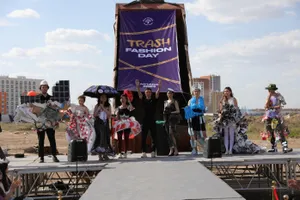 Одежду из мусора в знак протеста создали экоактивисты столицы