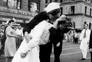 Скончался моряк со знаменитой фотографии поцелуя на Таймс-сквер