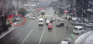 Автомобиль без водителя припарковался у обочины. ВИДЕО