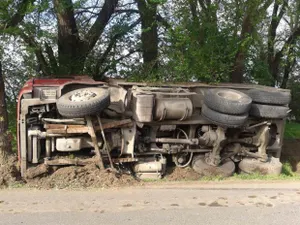 Большегруз перевернулся близ Алматы (ФОТО)