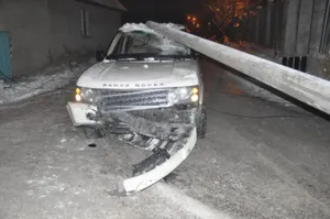 В Алматы столб не позволил нарушителю уехать с места ДТП. Фото