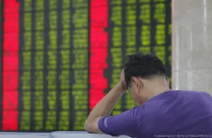 Ключевые китайские индексы рухнули на 7%, торги прекращены
