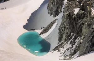 Тревожный сигнал – французский альпинист сфотографировал озеро в Альпах