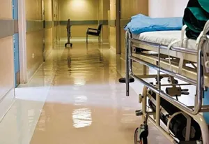 Выпал на ходу из машины: уехал с друзьями и умер парень в ЗКО