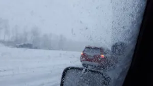 На заснеженной трассе столкнулись более 50 автомобилей (ФОТО)