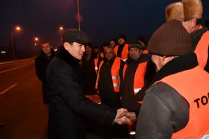 Байбек поблагодарил алматинских рабочих за строительство новой дороги