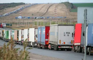 Қазақстан мен Ресей шекарасында мыңдаған адам кезек түзді