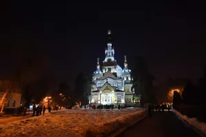 Вознесенский кафедральный собор Алматы украшен подсветкой