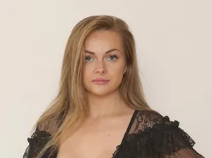 Британку с глубоким декольте и без нижнего белья высадили из самолета