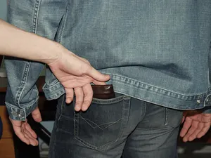 Профессиональная карманница задержана в Алматинской области