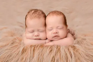 Рекордный рост рождаемости близнецов объяснили ученые