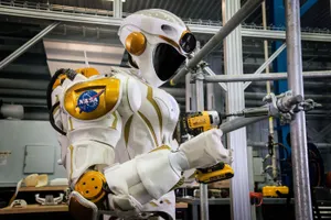 Для работы в космосе NASA начало готовить человекоподобных роботов