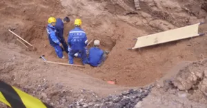 В Уральске рабочий оказался заживо погребенным в траншее