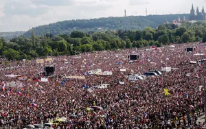 Четверть миллиона граждан потребовали отставки премьер-министра Чехии