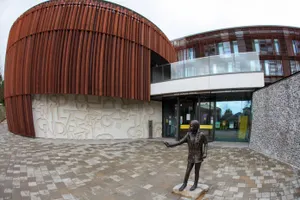 В Великобритании установлен памятник Грете Тунберг