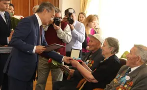 Даниал Ахметов от имени президента вручил ветеранам по 500 тыс. тенге