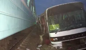 Поезд снес пассажирский автобус на переезде около станции Шамалган