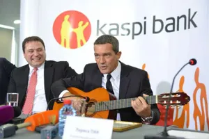 Антонио Бандерас устроился на работу в казахстанский банк. Фото