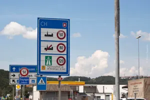 В Костанайской области ставят дорожные знаки для инвалидов