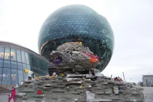 Жумбактас из мусора соорудили активисты на территории ЭКСПО