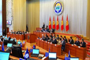 Депутатам сократили зарплаты и лишили личных авто в Кыргызстане