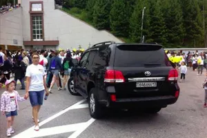 Алматинцев возмутил внедорожник на Шымбулаке