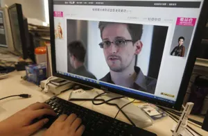 Отец Сноудена получил российскую визу