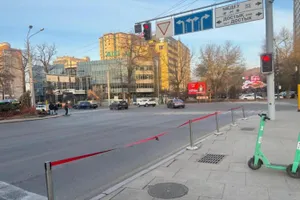 Алматыда Достық даңғылы мен Жолдасбеков көшесінің қиылысында қозғалыс схемасы өзгертілді