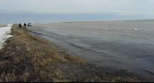 Талые воды затопили трассу в Костанайской области