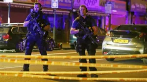 СМИ: из протаранившего толпу людей фургона в Лондоне выскочил мужчина с ножом