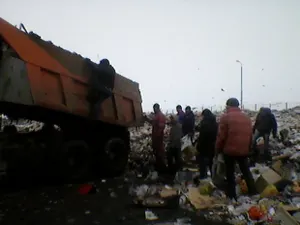 Жители Уральска ищут еду на помойке