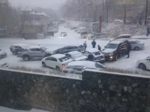 Во Владивостоке из-за снегопада за сутки произошло около 250 ДТП