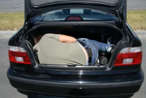 В СКО молодые люди катали таксиста в багажнике его авто