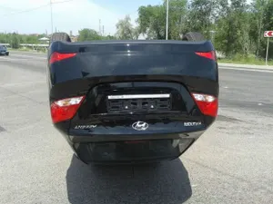 ДТП в Алматы: водитель разбил автомобиль, выехав из автосалона