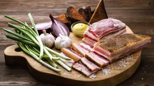 Правильное употребление сала способствует похудению – диетолог